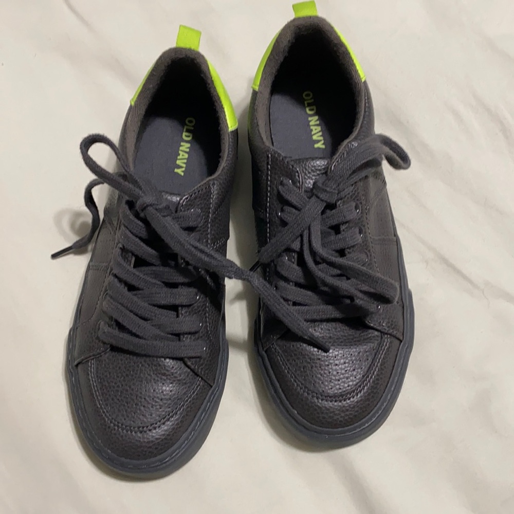Like new gray sneakers